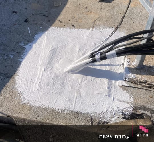 אזור אטום בחומר לבן עם כבלים חשמליים